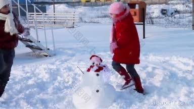快乐的女孩围着雪人跑